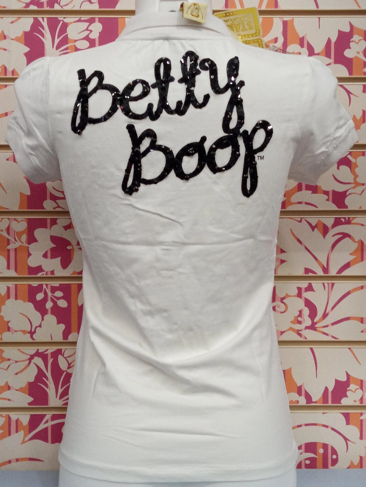 T-shirt streetwear donna bianca con scritta nera Betty Boop stile urban, Street Style Rimini