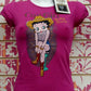 T-shirt donna fucsia streetwear con stampa Betty Boop cowgirl, esposta su manichino