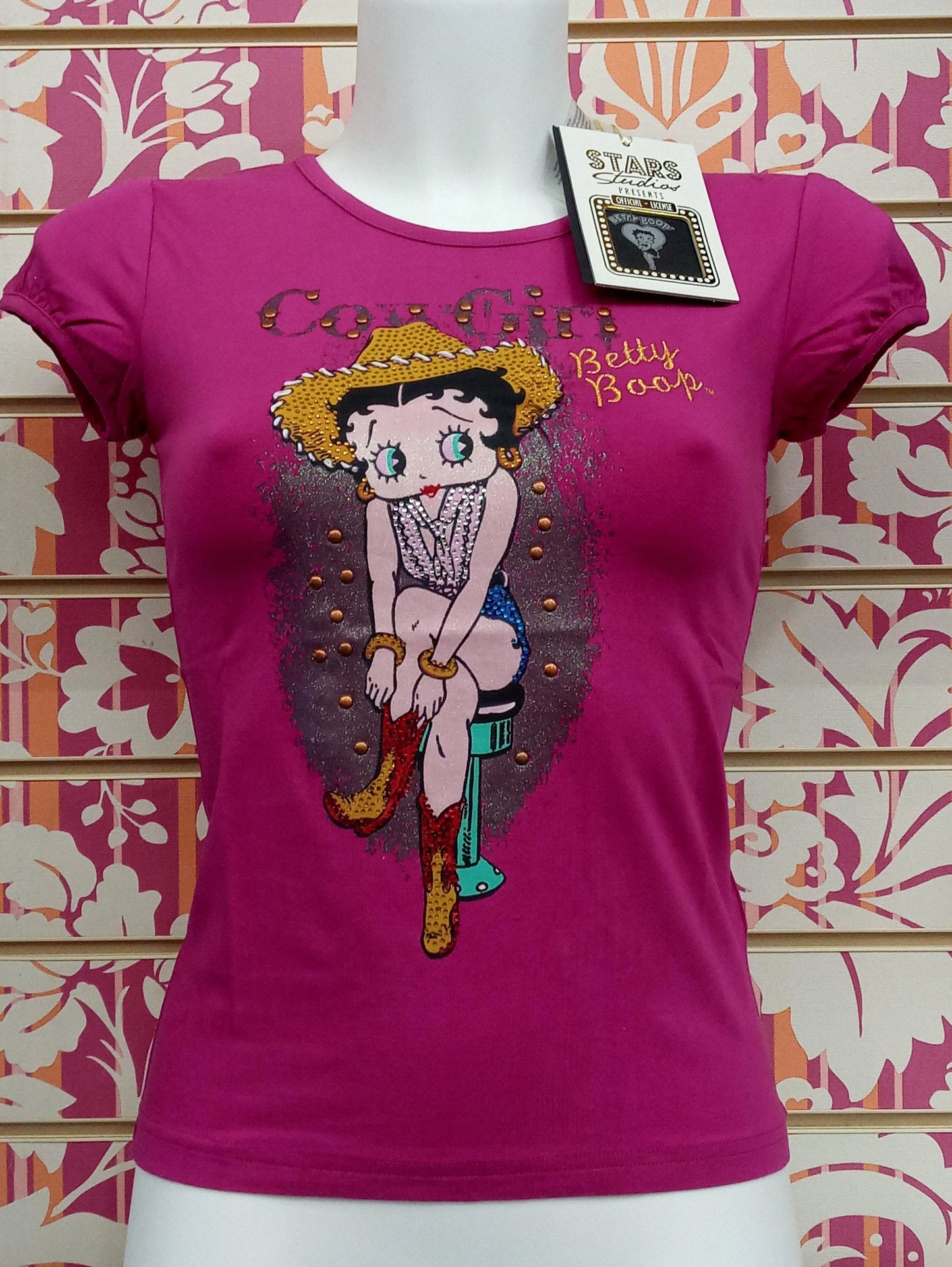 T-shirt donna fucsia streetwear con stampa Betty Boop cowgirl, esposta su manichino
