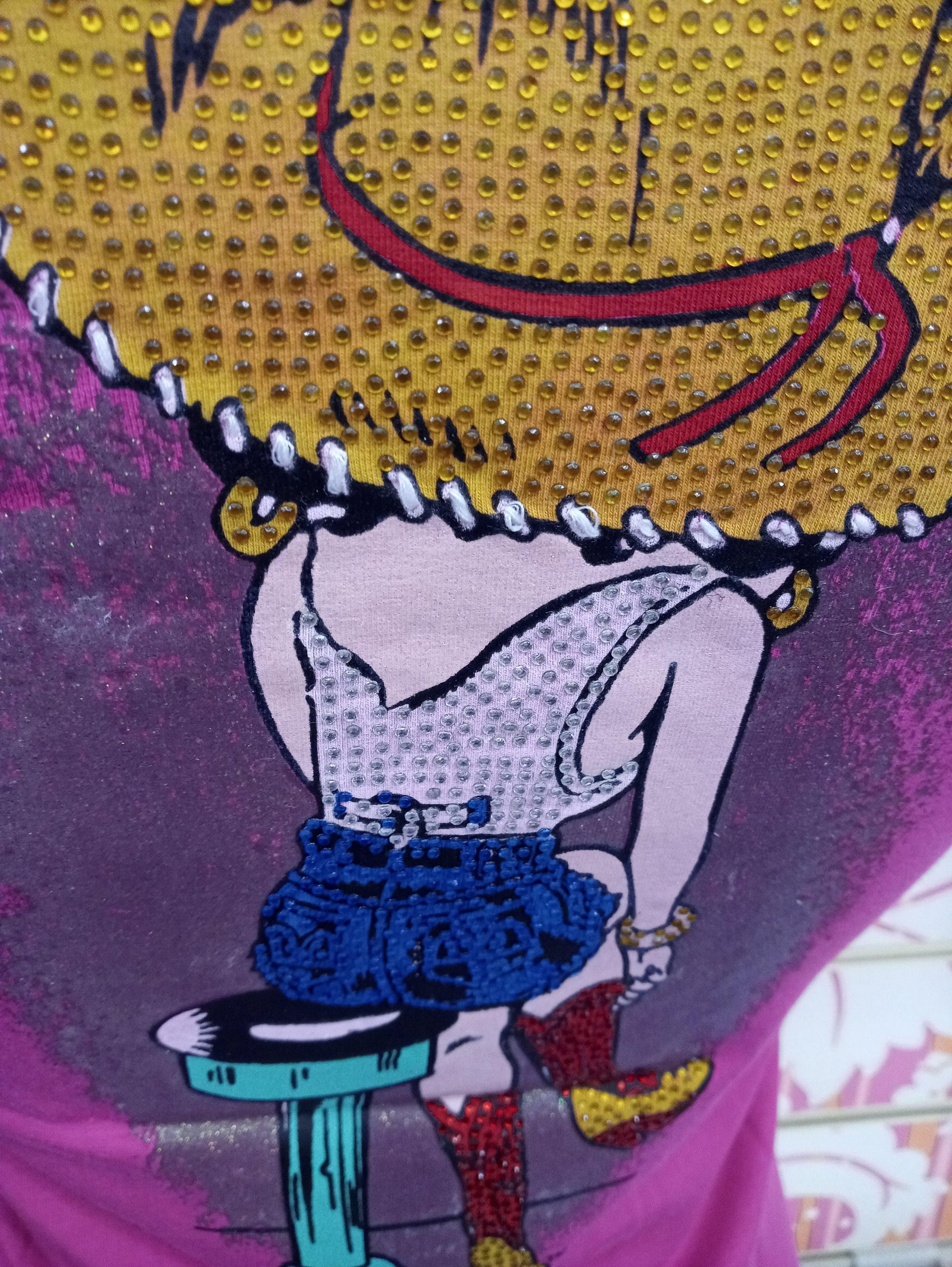 T-shirt donna streetwear con stampa Betty Boop e dettagli glitter, stile urban alla moda