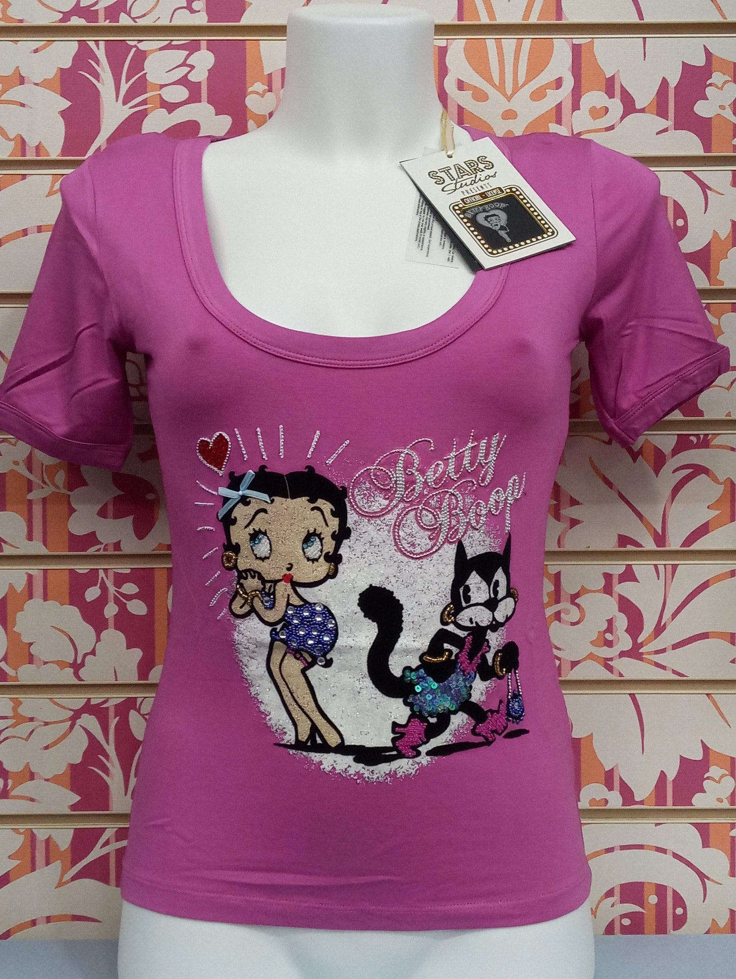 T-shirt donna fucsia Betty Boop, streetwear, stile urban, esposta su manichino, Street Style Rimini
