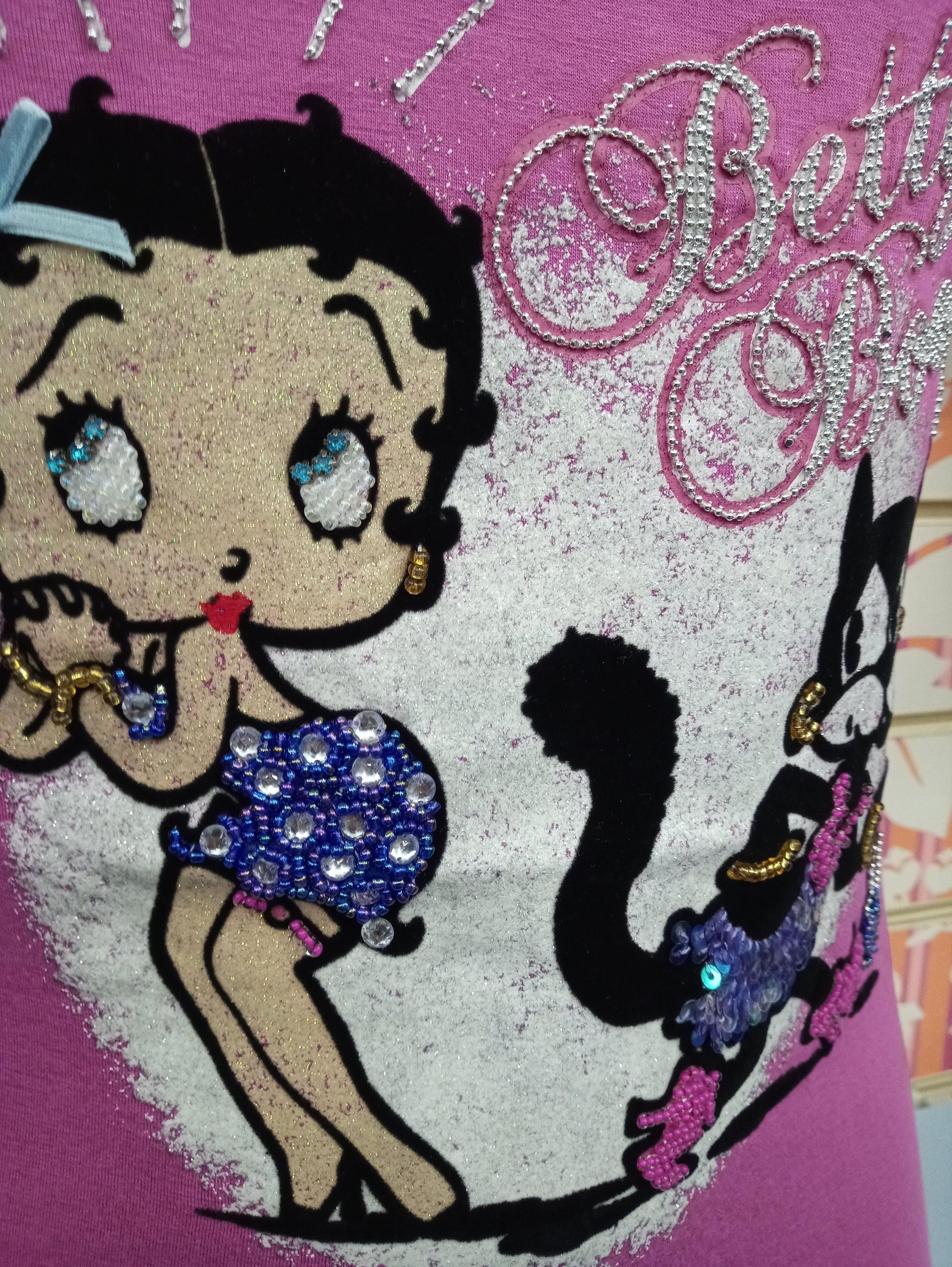 T-shirt viola streetwear con Betty Boop ricamata, dettagli glitter e scritta decorativa