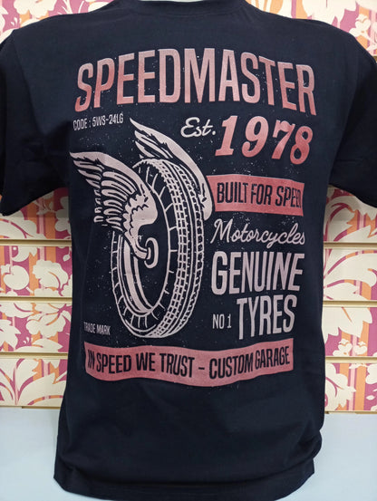 Maglietta streetwear uomo nera in cotone con stampa vintage rosa, motivo moto e scritte grafiche.