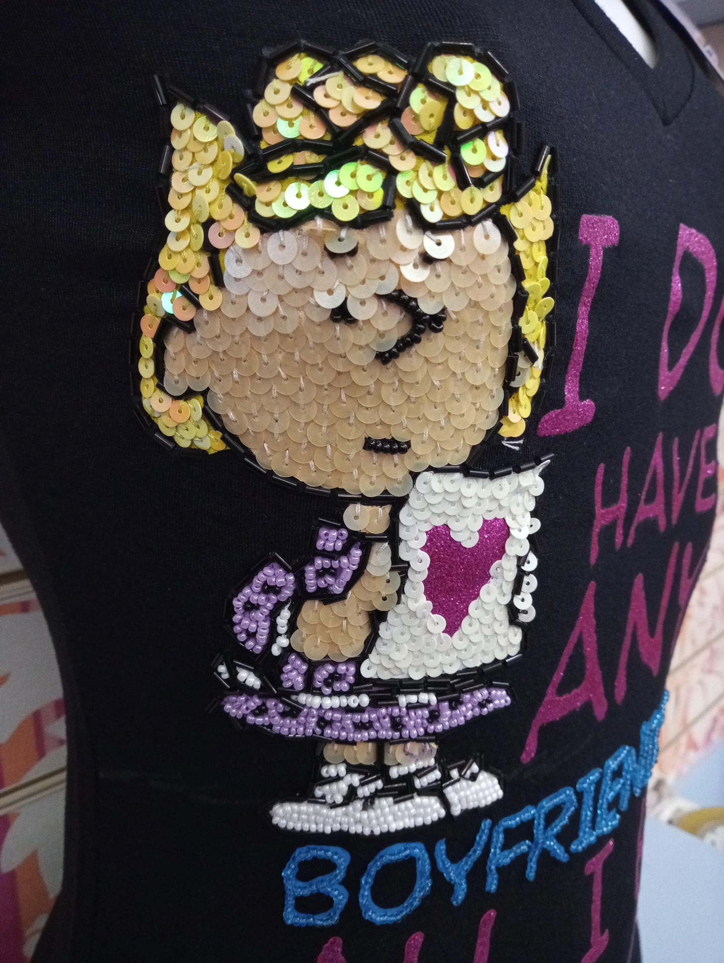 T-shirt streetwear nera donna con applicazione paillettes cartoon e scritte colorate