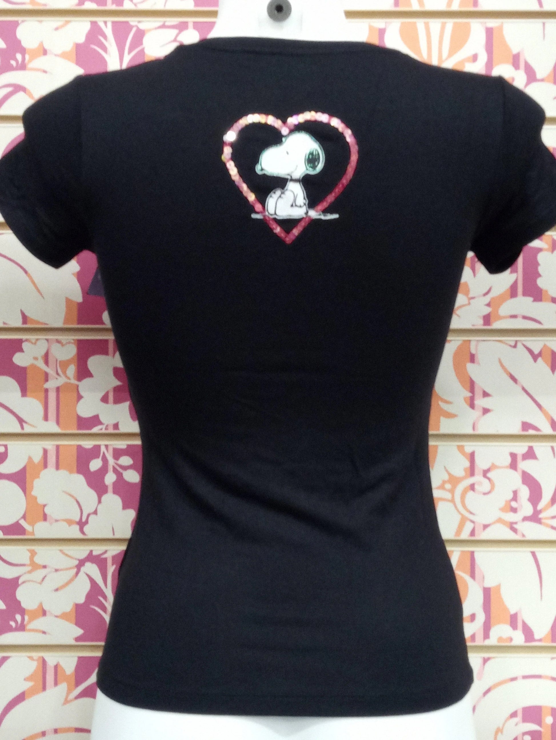 T-shirt donna nera streetwear con Snoopy pailettes a cuore, stile urban, Street Style Rimini