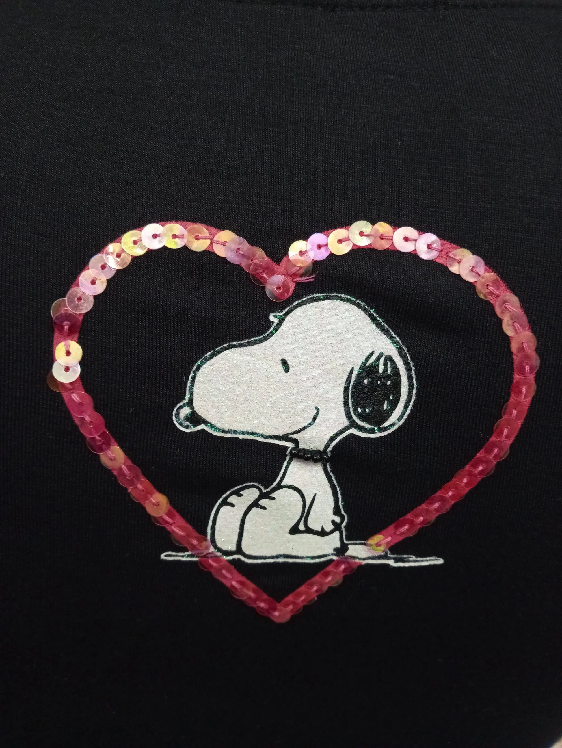T-shirt streetwear nera con Snoopy e cuore di paillettes rosa, stile urban donna