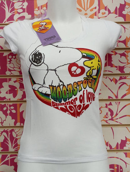 T-shirt donna streetwear bianca con stampa Snoopy, paillettes colorate e motivo Woodstock, stile urban.